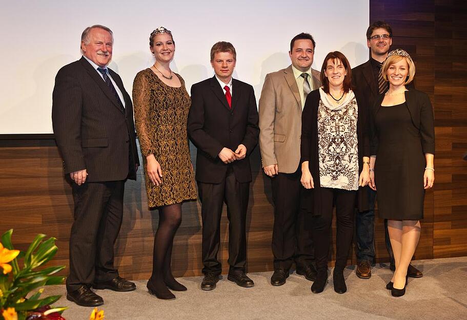 Drei Staatsehrenpreisträger mit Württembergs Weinkönigin Nina Hirsch (rechts) und Prinzessin Stephanie Knapp (links). Drei Staatsehrenpreisträger mit Württembergs Weinkönigin Nina Hirsch (rechts) und Prinzessin Stephanie Knapp (links).