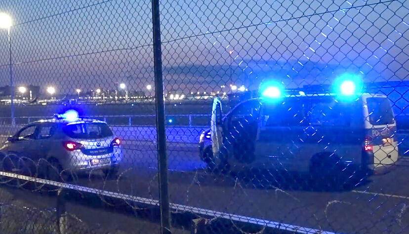 Einsatzfahrzeuge der Polizei stehen unweit des Rollfelds am Frankfurter Flughafen. Einsatzfahrzeuge der Polizei stehen unweit des Rollfelds am Frankfurter Flughafen.