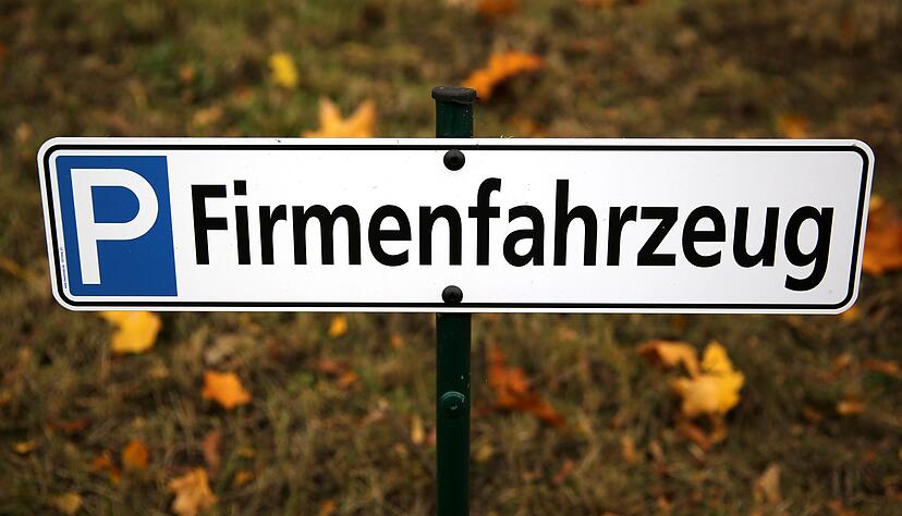 Pauschal- oder Fahrtenbuchmethode? Wer seinen Dienstwagen auch privat nutzt, muss sich f&uuml;r eine der beiden Besteuerungsarten f&uuml;r den geldwerten Vorteil entscheiden.