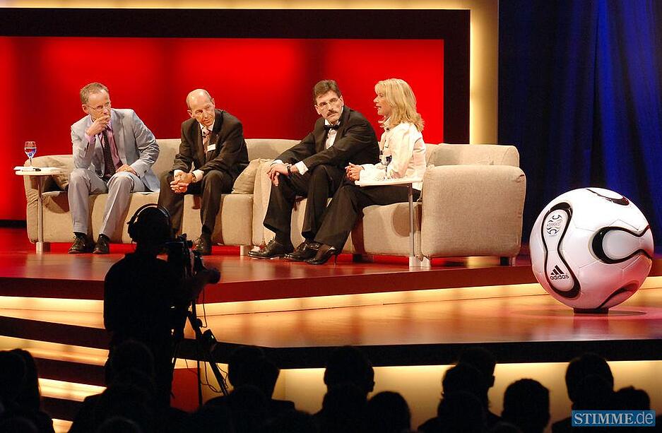 2006: Intersport feiert seinen 50. Geburtstag mit einer starbesetzten Gala. Die Fernsehmoderatoren Reinhold Beckmann und Christa Haas sind in Gespr&auml;ch mit den Vorst&auml;nden der Intersport-Genossenschaft Hartmut Fr&ouml;hlich und Klaus Jost.