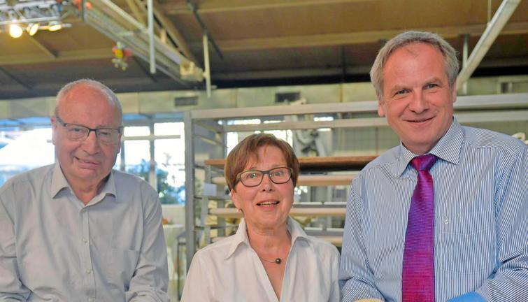 Auch sie können Holzofenbrote formen: Annemarie und Rolf Härdtner mit Innenminister Reinhold Gall (rechts). Auch sie können Holzofenbrote formen: Annemarie und Rolf Härdtner mit Innenminister Reinhold Gall (rechts).