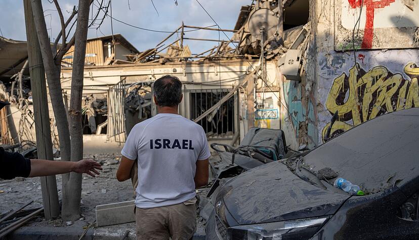 Israelis inspizieren die Trümmer eines Gebäudes in Tel Aviv, das am Wochenende von einer aus dem Gazastreifen abgefeuerten Rakete getroffen wurde. Israelis inspizieren die Trümmer eines Gebäudes in Tel Aviv, das am Wochenende von einer aus dem Gazastreifen abgefeuerten Rakete getroffen wurde.
