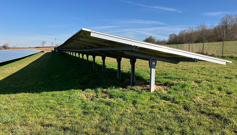 Eine der bereits bestehenden Freiflächen-PV-Anlagen bei Untermaßholderbach. Unter der geplanten Agri-PV-Anlage kann der Boden bewirtschaftet werden. Eine der bereits bestehenden Freiflächen-PV-Anlagen bei Untermaßholderbach. Unter der geplanten Agri-PV-Anlage kann der Boden bewirtschaftet werden.