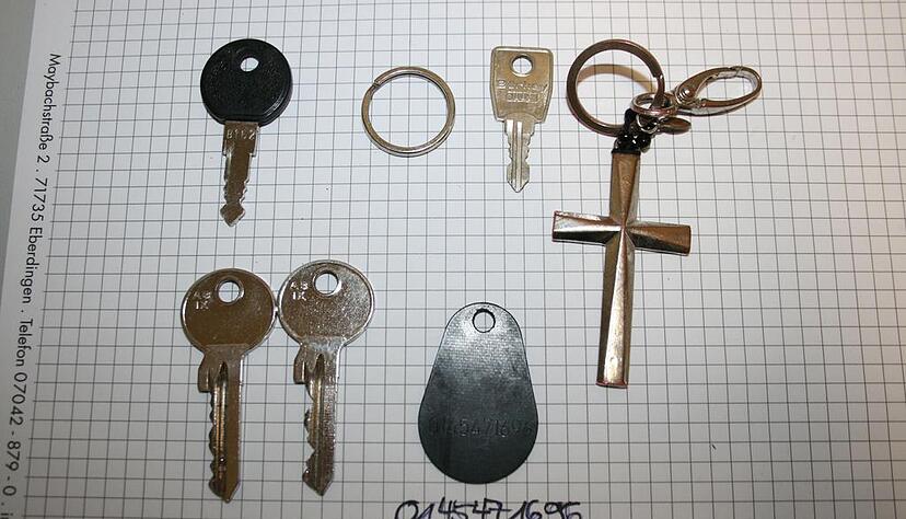 Diese Gegenst&auml;nde wurden bei dem unbekannten Toten, der auf den Gleisen bei der Kreuzenstra&szlig;e lag, gefunden. Foto: Polizei