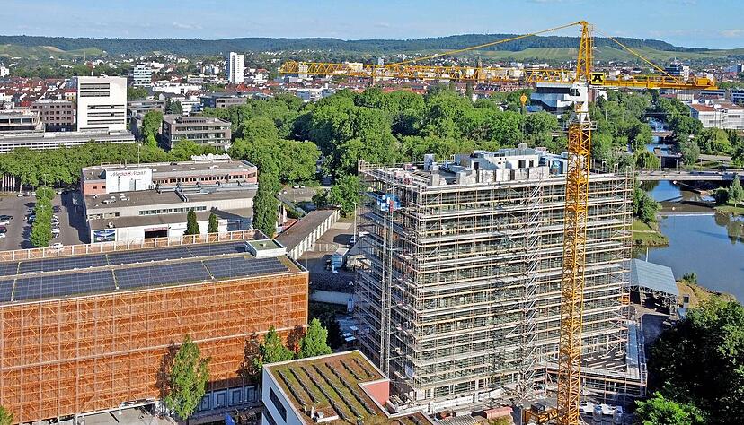 In den hip-Turm (rechts) im Innovationspark wird ab Mitte 2025 die Technische Hochschule Zürich einziehen. Das Projekt kostet rund 30 Millionen Euro. Links das hip-Parkhaus mit seiner markanten Holzfassade und 423 Stellplätzen.
