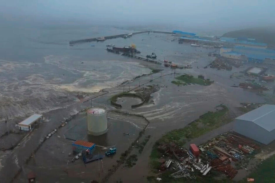 Dieses Bild aus einem vom Geophysikalischen Dienst der Russischen Akademie der Wissenschaften veröffentlichten Video zeigt die Folgen eines Tsunamis, der die Küstenregion von Sewero-Kurilsk auf der Insel Paramuschir der Kurilen-Inseln trifft. Dieses Bild aus einem vom Geophysikalischen Dienst der Russischen Akademie der Wissenschaften veröffentlichten Video zeigt die Folgen eines Tsunamis, der die Küstenregion von Sewero-Kurilsk auf der Insel Paramuschir der Kurilen-Inseln trifft.