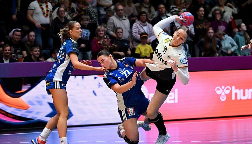 Heim-Weltmeisterschaft, volle Halle, viel Spielzeit, fünf Tore: Für Nieke Kühne (am Ball) hätte das Turnier-Debüt mit der A-Nationalmannschaft kaum besser laufen können.