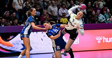 Heim-Weltmeisterschaft, volle Halle, viel Spielzeit, fünf Tore: Für Nieke Kühne (am Ball) hätte das Turnier-Debüt mit der A-Nationalmannschaft kaum besser laufen können.