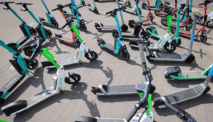 E-Scooter spalten die Gem&uuml;ter: Die einen nervt es, dass sie auf dem Gehweg herumstehen &ndash; die anderen finden sie ungemein praktisch, um schnell voranzukommen.