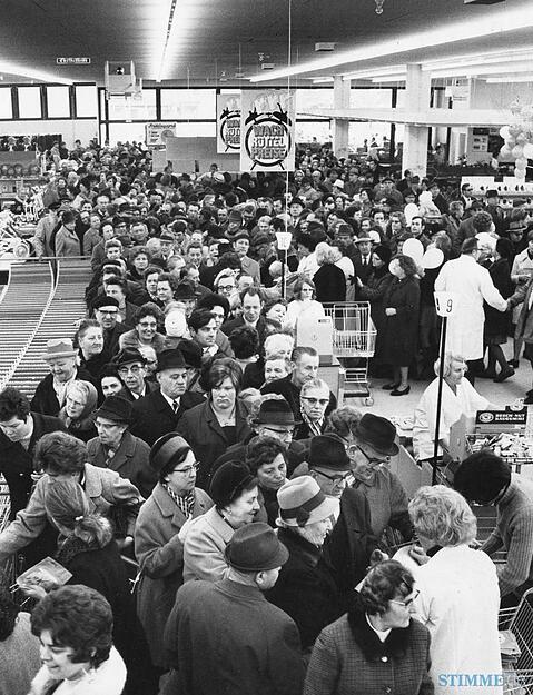 Hochbetrieb herrscht am 26. März 1971 auf dem Gelände des früheren Südbahnhofs, als der Co op Verbrauchermarkt öffnet.