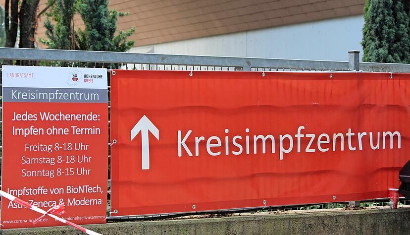Die Werbung ist gut platziert, lange Schlangen vor dem Öhringer Impfzentrum wie noch vor einigen Monaten bildeten sich dennoch nicht.