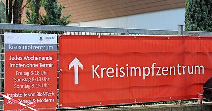 Die Werbung ist gut platziert, lange Schlangen vor dem Öhringer Impfzentrum wie noch vor einigen Monaten bildeten sich dennoch nicht.