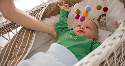 Eltern legen S&auml;uglinge am besten in ein eigenes Bett auf eine feste Unterlage - und zwar ohne Decke, Kissen oder Kuscheltiere.