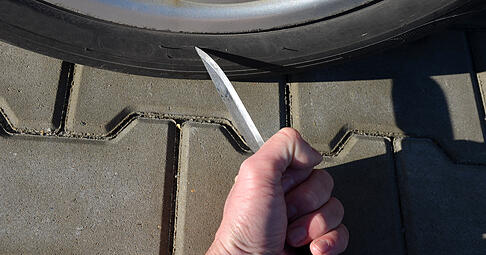 Ein bislang Unbekannter hat Reifen in Heilbronn zerstochen &ndash; an zw&ouml;lf Fahrzeugen. (Symbolbild)