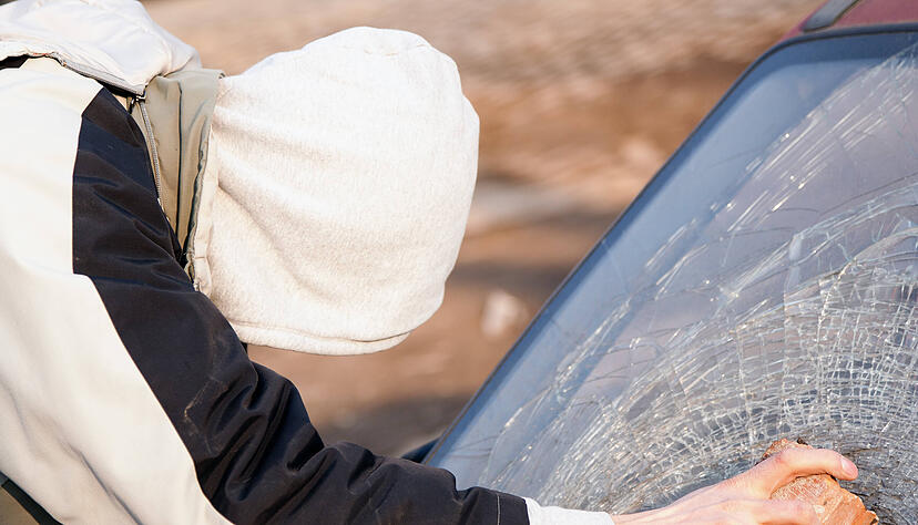 Das Vorgehen von Dieben im Raum Heilbronn: Scheibe einschlagen und Wertsachen stehlen.