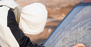Das Vorgehen von Dieben im Raum Heilbronn: Scheibe einschlagen und Wertsachen stehlen.