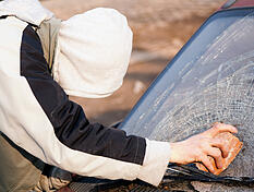 Das Vorgehen von Dieben im Raum Heilbronn: Scheibe einschlagen und Wertsachen stehlen.