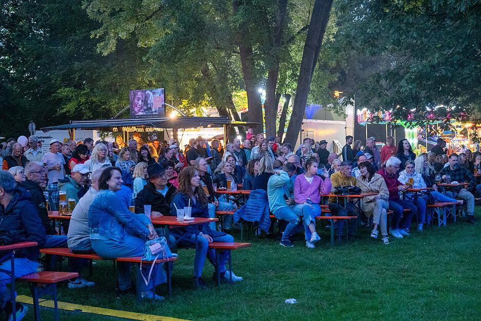 Trotz Regenwetter str&ouml;men Besucher zahlreich zum beliebten Parkfest in Bad Rappenau.