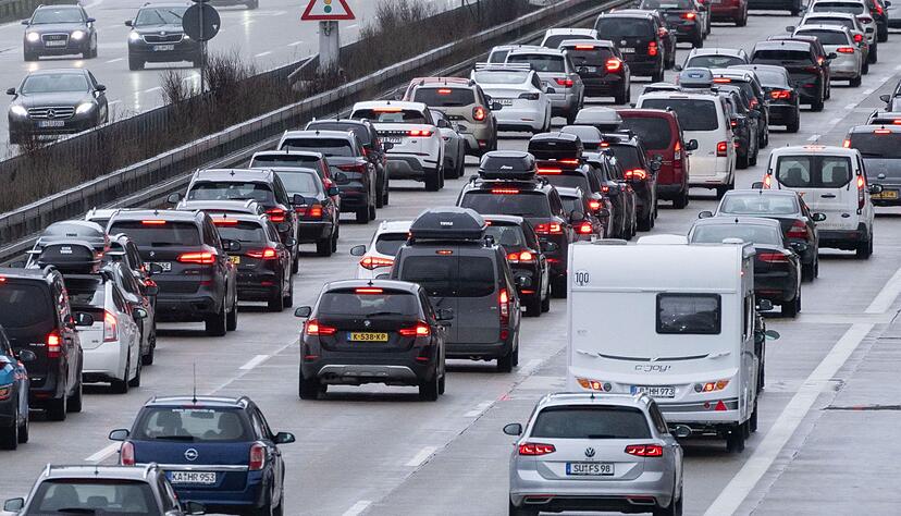 Autos stehen auf der Autobahn 8 in Fahrtrichtung München im Stau.