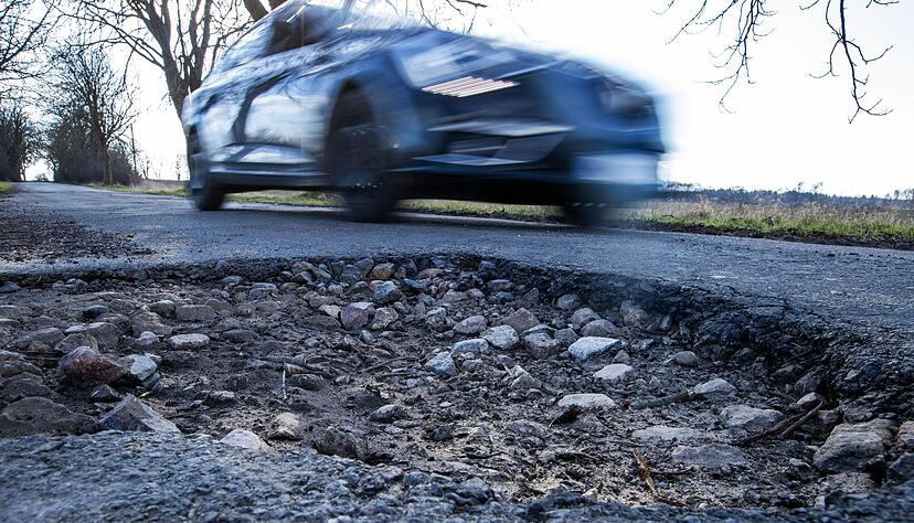 Wer mit hohem Tempo durch ein Schlagloch fährt, riskiert Schäden an Lenkung, Radaufhängung, Reifen und Felgen. Wer mit hohem Tempo durch ein Schlagloch fährt, riskiert Schäden an Lenkung, Radaufhängung, Reifen und Felgen.