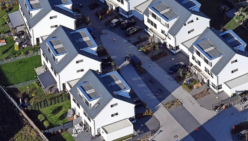 Der Abw&auml;rtstrend bei den Immobilienpreisen hat sich 2024 fortgesetzt. Doch vor allem in den Ballungsr&auml;umen bleiben die Preise hoch.