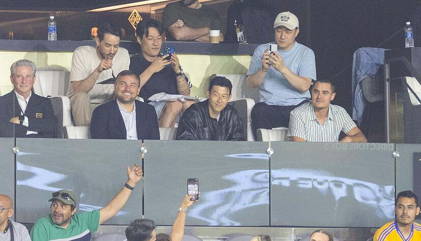 Heung-Min Son (M) verfolgt das Spiel seines neuen Clubs von der Trib&uuml;ne.