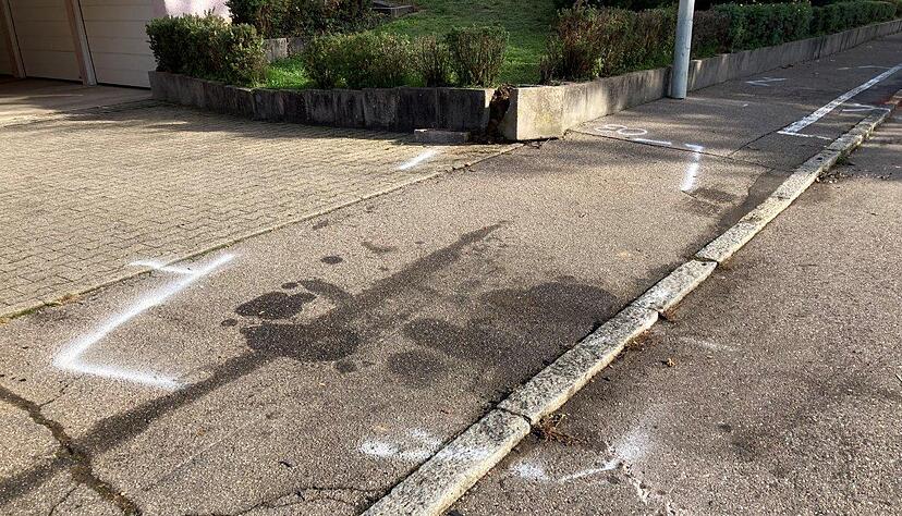 Markierungen der Polizei nach der Unfallserie.