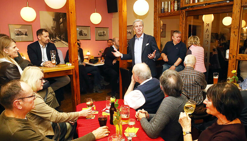 Stimme-Chefredakteur Uwe Ralf Heer im regen Austausch mit Heilbronner B&uuml;rgern. Foto: Ralf Seidel