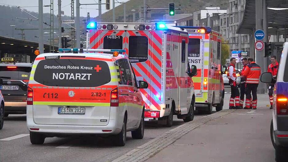 Großaufgebot in Esslingen: Die verletzte Person soll mit einem Rettungshubschrauber in eine Klinik gebracht werden. Großaufgebot in Esslingen: Die verletzte Person soll mit einem Rettungshubschrauber in eine Klinik gebracht werden.
