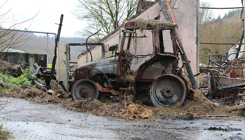 Der Traktor, von dem das Feuer ausging, steht noch wie am Brand-Tag vor dem Gebäude.
