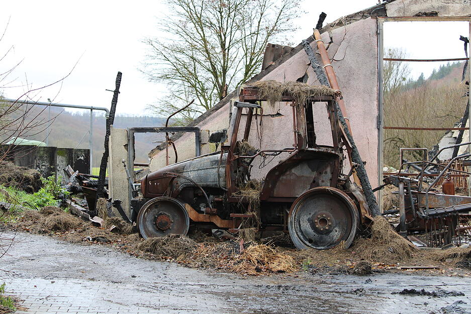 Der Traktor, von dem das Feuer ausging, steht noch wie am Brand-Tag vor dem Gebäude.