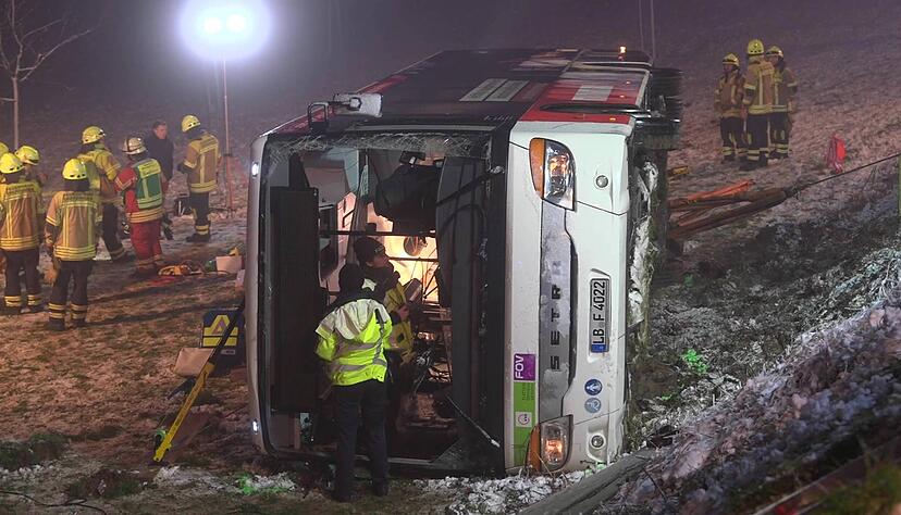 In Hochdorf-Hemmingen im Landkeis Ludwigsburg kommt es am Donnerstagabend zu einem Busunfall. Der Bus ist laut Polizei umgekippt und im Graben gelandet.
Es gibt mehrere Verletzte, eine Person eingeklemmt, die Rettungskräfte sind im Einsatz. In Hochdorf-Hemmingen im Landkeis Ludwigsburg kommt es am Donnerstagabend zu einem Busunfall. Der Bus ist laut Polizei umgekippt und im Graben gelandet.
Es gibt mehrere Verletzte, eine Person eingeklemmt, die Rettungskräfte sind im Einsatz.