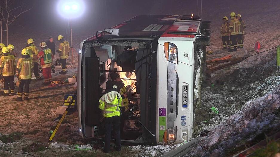 In Hochdorf-Hemmingen im Landkeis Ludwigsburg kommt es am Donnerstagabend zu einem Busunfall. Der Bus ist laut Polizei umgekippt und im Graben gelandet. 
Es gibt mehrere Verletzte, eine Person eingeklemmt, die Rettungskräfte sind im Einsatz.