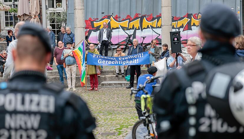 W&auml;hrend des Festakts im Aachener Rathaus nahmen drau&szlig;en Menschen an einer Kundgebung des &laquo;Aachener B&uuml;ndnis Diplomatie statt Waffen&raquo; teil.