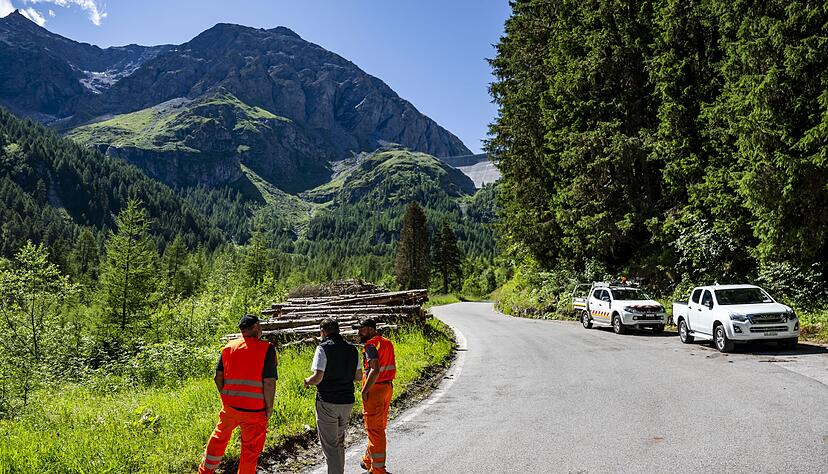 Die Zugangsstra&szlig;e zur Staumauer ist gesperrt.