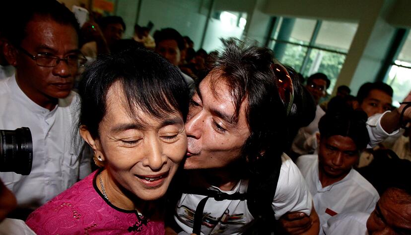 Ein Bild aus besseren Tagen: Aung San Suu Kyi 2011 zusammen mit ihrem Sohn Kim Aris. (Archivbild) Ein Bild aus besseren Tagen: Aung San Suu Kyi 2011 zusammen mit ihrem Sohn Kim Aris. (Archivbild)