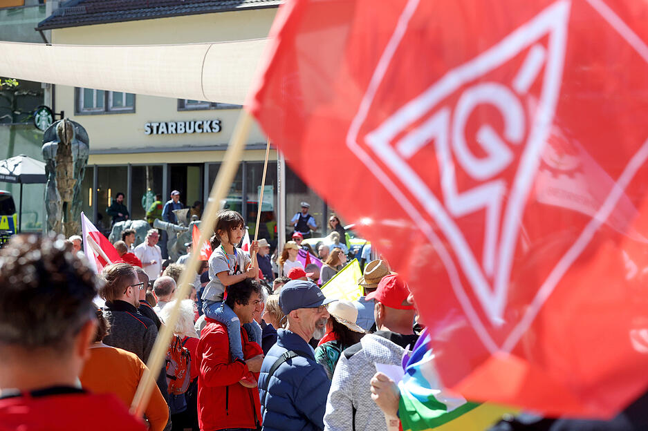 Teilnehmer des Protestmarschs forderten bessere Arbeitsbedingungen und sichere Jobs.