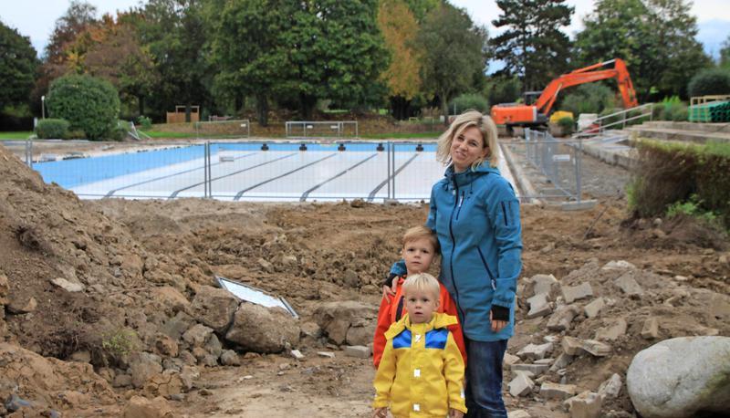 Besichtigung der Gemminger Gro&szlig;baustelle: Andrea Reimold ist regelm&auml;&szlig;ig mit ihren S&ouml;hnen Theo (Mitte) und Henry im Bad.
Foto: Franz Theuer
