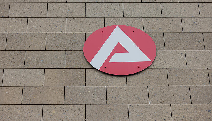 Die Agentur für Arbeit meldet weniger Arbeitslose im september. Die Agentur für Arbeit meldet weniger Arbeitslose im september.