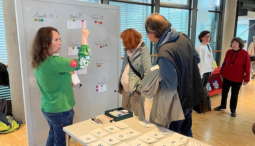 Kathrin Wedekind (links) ordnet am "Willkommens-Stand" die Teilnehmer je nach Sprachniveau den Gruppen zu.