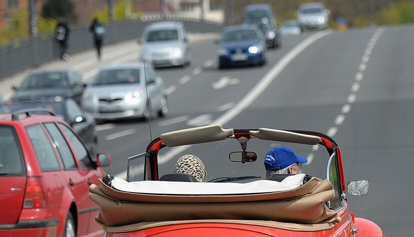 Cabrios - hier ein VW Käfer - sind zwar Kult, aber angeblich auch out in Deutschland. (Archivbild) Cabrios - hier ein VW Käfer - sind zwar Kult, aber angeblich auch out in Deutschland. (Archivbild)