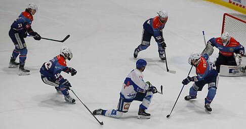 Kevin Dibrov (Zweiter von links) ist einer der jungen Spieler, die die Heilbronner Falken mit einer F&ouml;rderlizenz ausgestattet.