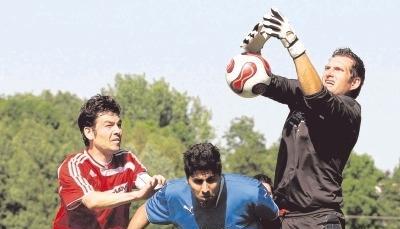 Der Pfaffenhofener Torh&uuml;ter Tim G&ouml;tz kommt vor seinem Mannschaftskameraden Jusuf Brim und dem Massenbachhausener Kapit&auml;n Timo Perlinger (links) an den Ball. Der SVM mussen nach dem 0:4 in die Abstiegsrelegation.Foto: Alexander Bertok