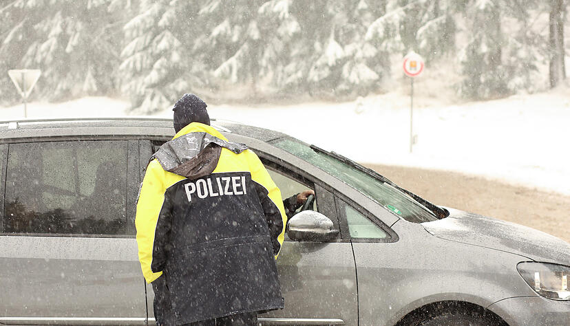 Ein Polizist spricht an der Stra&szlig;e zwischen Wernigerode und Schierke mit einem Autofahrer. Die Polizei hat die Ortseinfahrt nach Schierke gesperrt, um ein Verkehrschaos zu verhindern. In den vorangegangenen Tagen waren zahlreiche Ausfl&uuml;gler dorthin unterwegs.