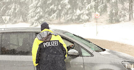 Ein Polizist spricht an der Straße zwischen Wernigerode und Schierke mit einem Autofahrer. Die Polizei hat die Ortseinfahrt nach Schierke gesperrt, um ein Verkehrschaos zu verhindern. In den vorangegangenen Tagen waren zahlreiche Ausflügler dorthin unterwegs. Ein Polizist spricht an der Straße zwischen Wernigerode und Schierke mit einem Autofahrer. Die Polizei hat die Ortseinfahrt nach Schierke gesperrt, um ein Verkehrschaos zu verhindern. In den vorangegangenen Tagen waren zahlreiche Ausflügler dorthin unterwegs.