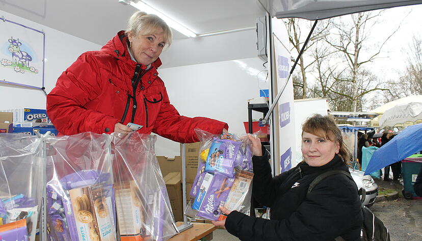 Kuchen-Kati verkauft auf dem Heilbronner Pferdemarkt eine prall gefüllte Süßigkeiten-Tüte an Julia Gärtner. Kuchen-Kati verkauft auf dem Heilbronner Pferdemarkt eine prall gefüllte Süßigkeiten-Tüte an Julia Gärtner.