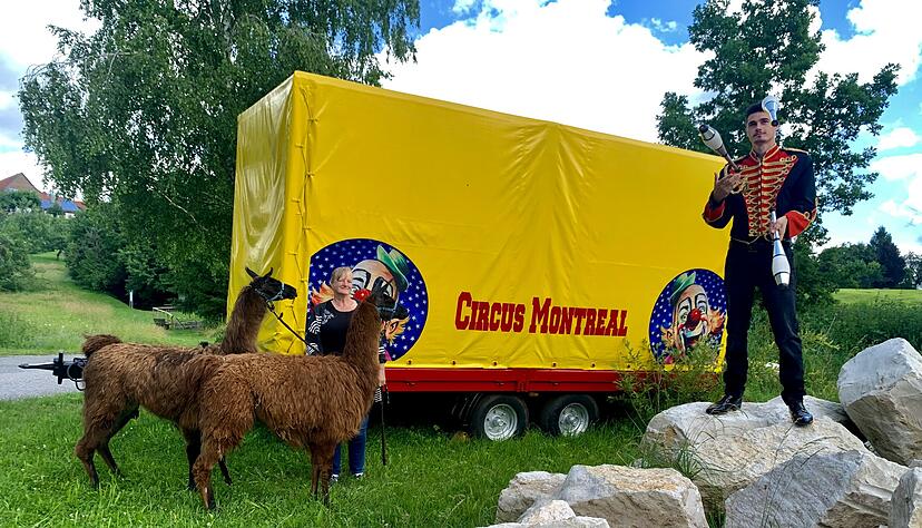 Gabriele Köllner, die Lamas Chip und Chap und Sohn André vom Zirkus Montreal Gabriele Köllner, die Lamas Chip und Chap und Sohn André vom Zirkus Montreal
