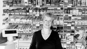 Angelika Ehmann bietet in der Shell-Tankstelle in Bitzfeld ein breites Angebot.