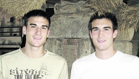 Who is who? Links, das ist Marc S&ouml;der vom FC Astoria Walldorf. Und rechts, das ist Oliver S&ouml;der vom VfB Eppingen. Morgen, 16 Uhr, treffen die Zwillingsbr&uuml;der im Hugo-Koch-Stadion aufeinander. (Foto: Eric Schmidt)