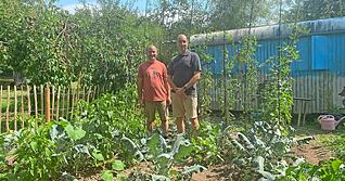 Der Klimaschutzgarten des Obst- und Gartenbauvereins Grombach wächst und gedeiht. Mittendrin: Stefan Besser (rechts) und Sebastian Müller. Die Volksbank Kraichgau hat das Projekt mit 750 Euro aus ihrem Fonds unterstützt. Der Klimaschutzgarten des Obst- und Gartenbauvereins Grombach wächst und gedeiht. Mittendrin: Stefan Besser (rechts) und Sebastian Müller. Die Volksbank Kraichgau hat das Projekt mit 750 Euro aus ihrem Fonds unterstützt.